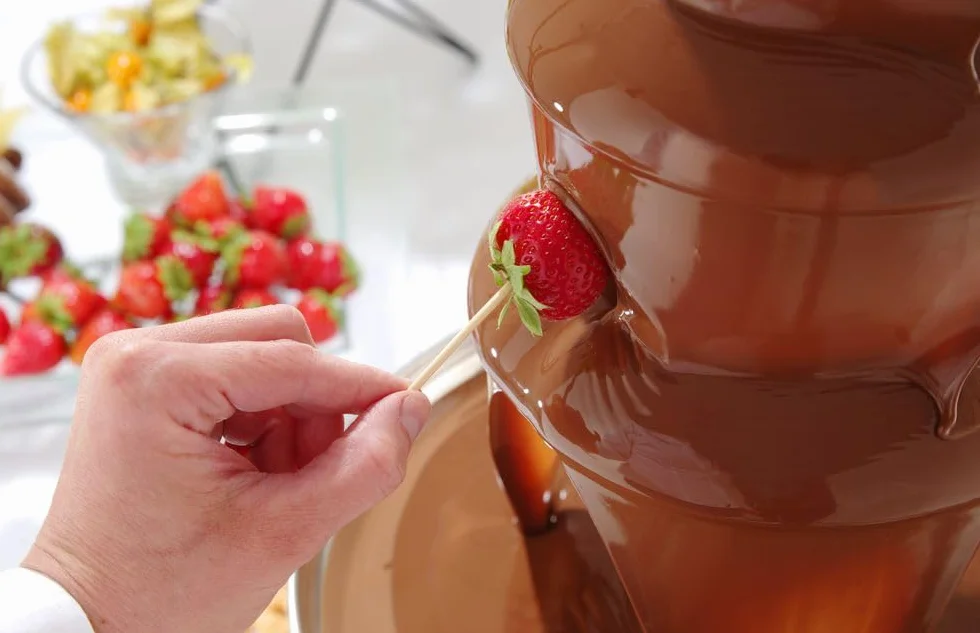 HENDI Fontaine à chocolat 3 niveaux, capacité : jusqu'à 1,5 kg, 230 V / 46 W, Ø215x(H)375 mm, acier inoxydable