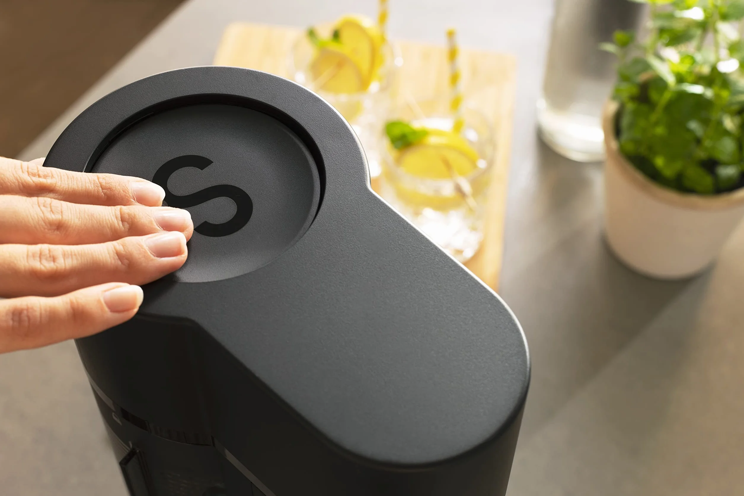 Sodapop Machine à gazéifier Logan, avec 2 bouteilles en verre (850 et 600 ml) et 1 bouteille en PET (850 ml), noir mat, hauteur 42,6 cm, sans cylindre de CO₂