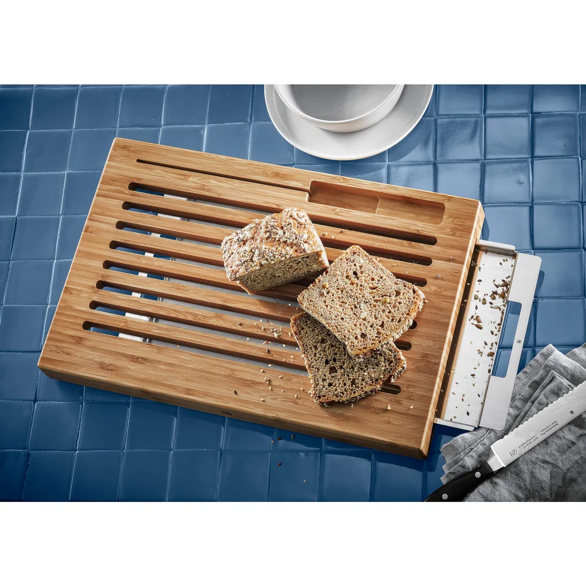 WMF Planche à découper en bambou avec bol à miettes 44 x 27 x 4,8 cm
