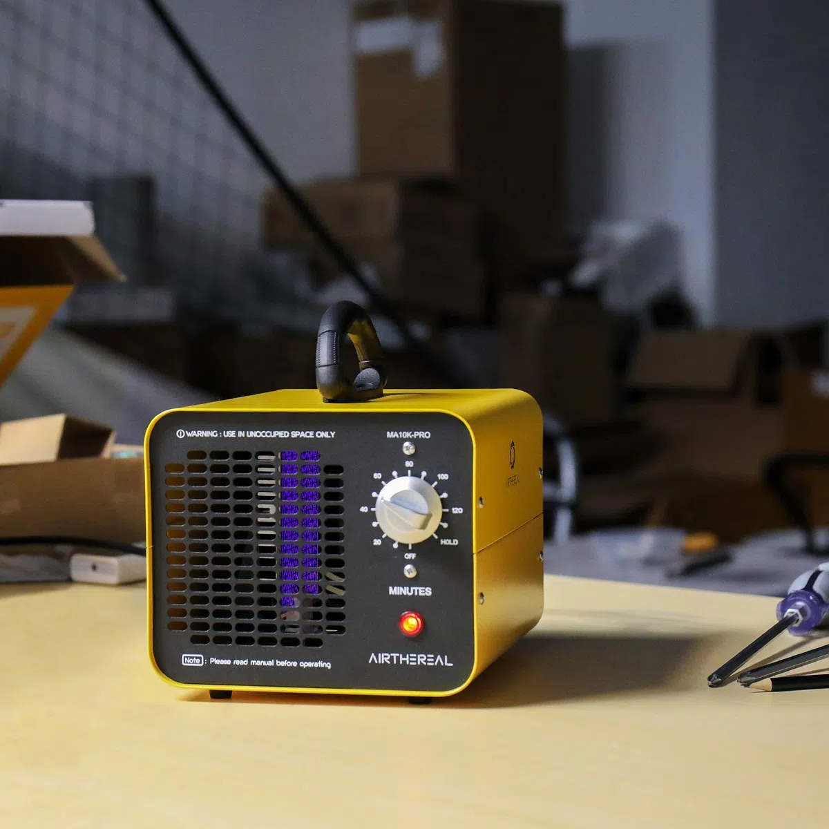 Airthereal MA10K-PRO Générateur d'Ozone Industriel Éliminateur d'odeurs 10000 mg/h O3 Machine à Haute Capacité Ioniseur d'Odeur Désodorisant à la Maison Jaune