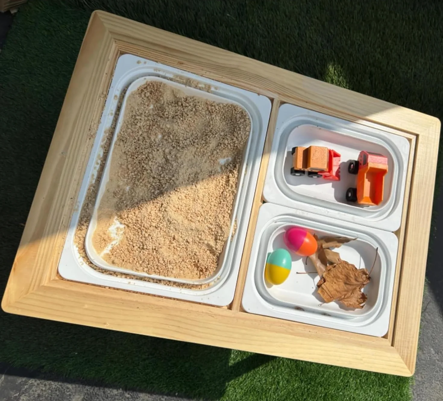 Asweets Table pour Enfants, Sensorielle en Bois, Multifonctionnelle de Sable d'activité, Table Sable et Eau avec 3 Bassins Pliants et 2 Couvercles, pour Étude et Repas