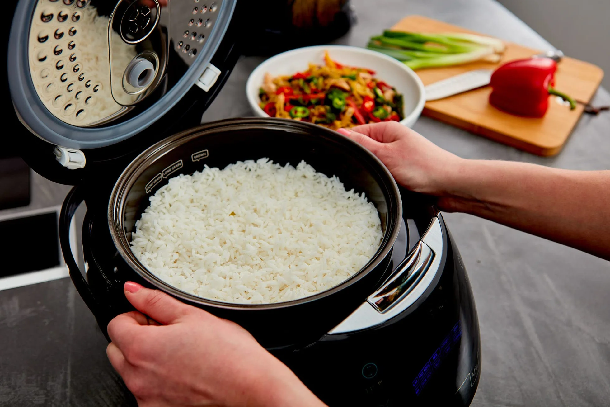 Yum Asia Sakura Cuiseur à riz avec bol en céramique et logique floue avancée, (8 tasses, 1,5 litre), 6 fonctions de cuisson du riz, 6 fonctions multicuiseur, écran LED Motouch, 220-240V