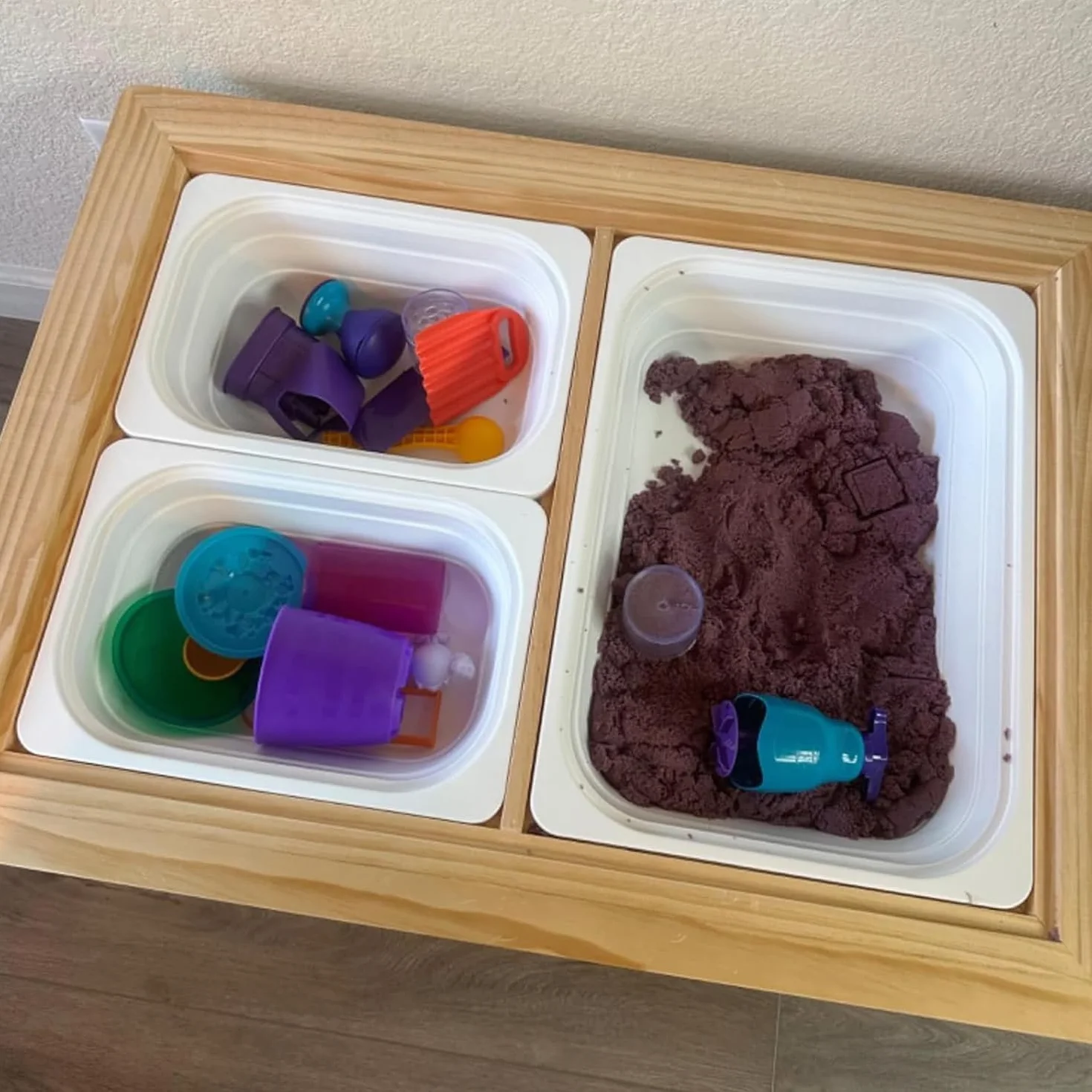 Asweets Table pour Enfants, Sensorielle en Bois, Multifonctionnelle de Sable d'activité, Table Sable et Eau avec 3 Bassins Pliants et 2 Couvercles, pour Étude et Repas