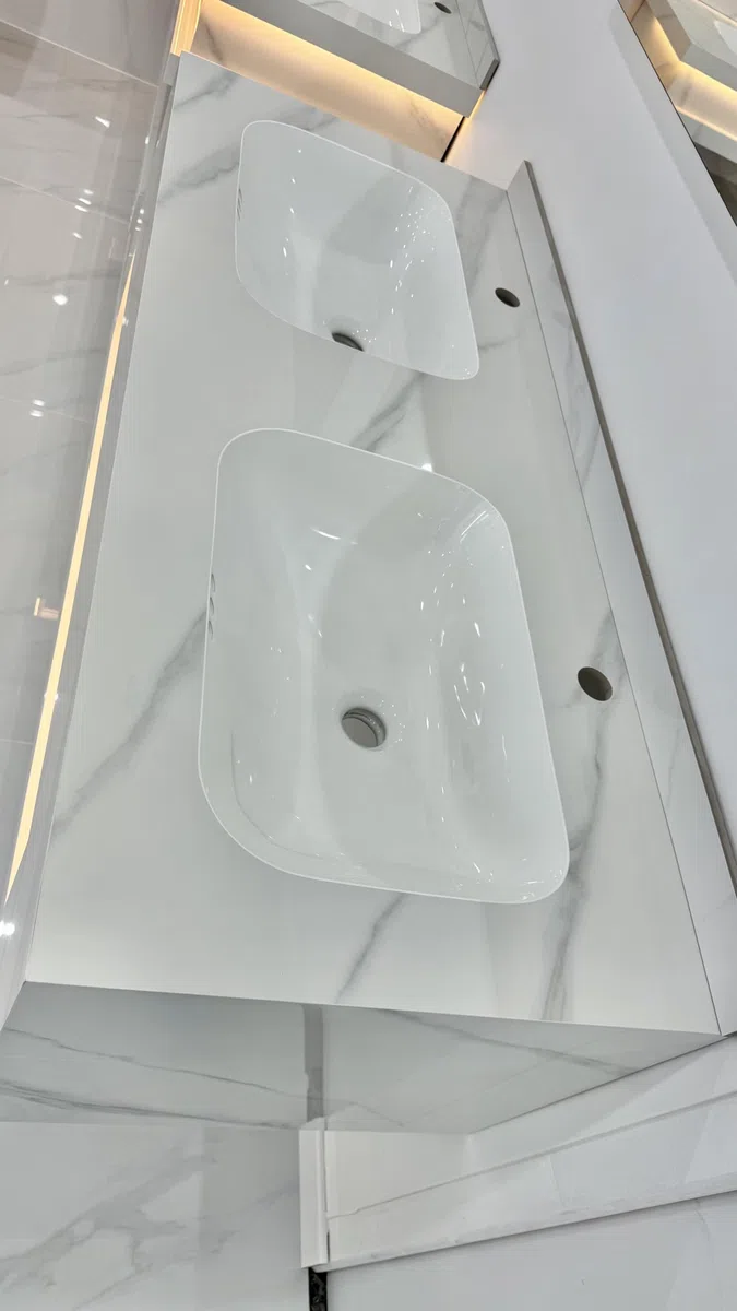 Générique Pack Meuble Double Vasque Design LED 120cm Blanc Effet marbre en Ceramique + Miroir LED 120 cm (120)